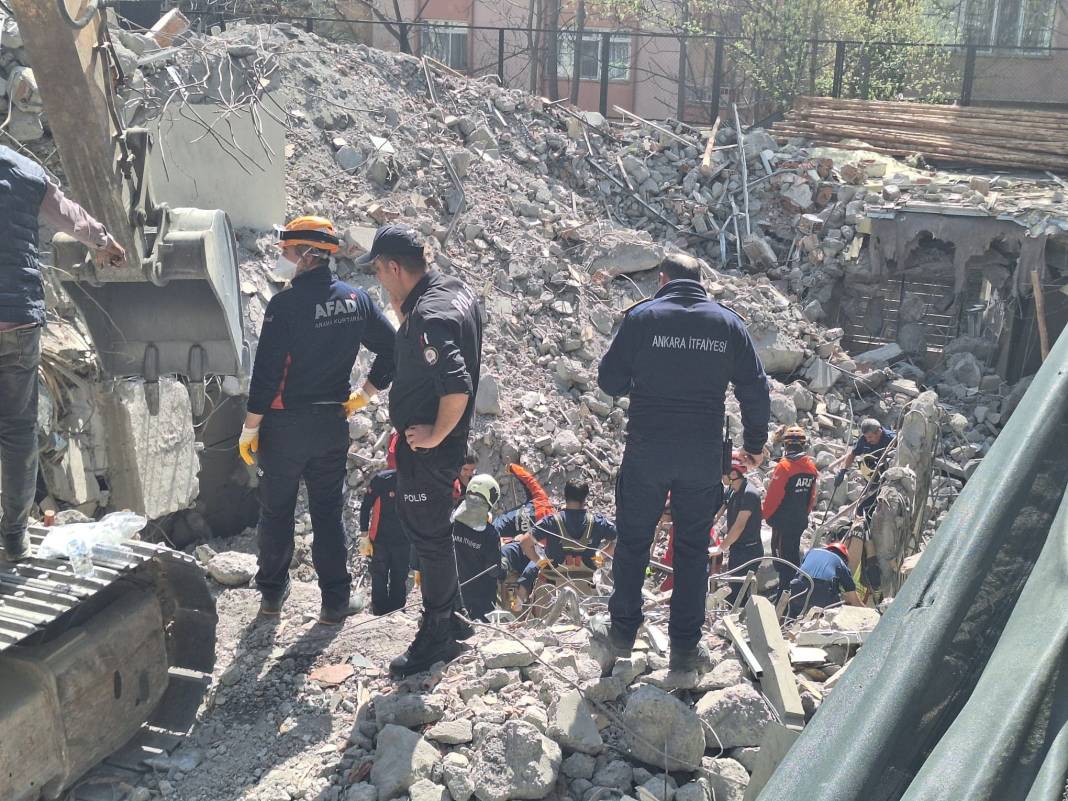 Ankara'da istinat duvarı çöktü. Bir işçi enkaz altında 21